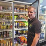 homme prenant une boisson dans un frigo