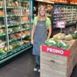 femme blonde posant dans un rayon du magasin louis delhaize