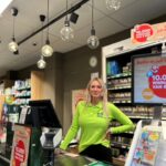 femme blonde à la caisse