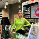 femme blonde à la caisse