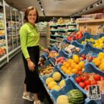femme dans un rayon de fruits et légumes chez louis delhaize