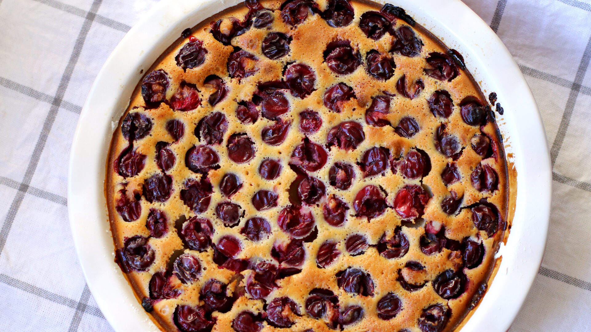 tarte aux cerises sur une nappe quadrillée