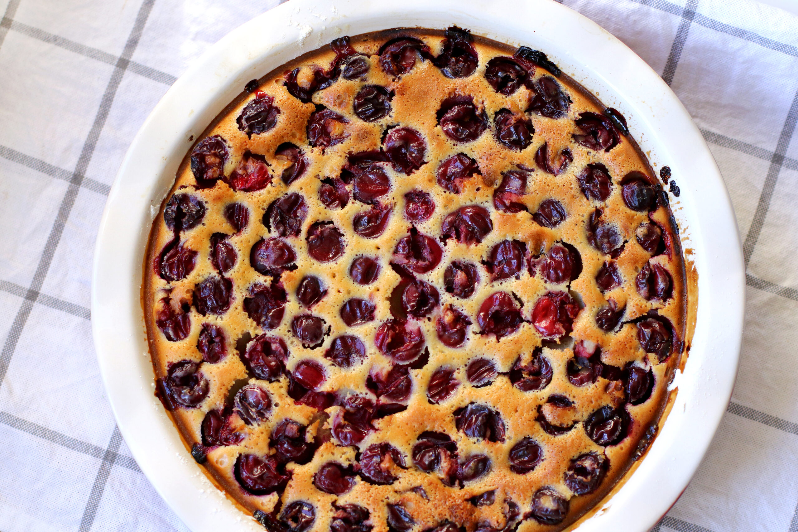tarte aux cerises sur une nappe quadrillée